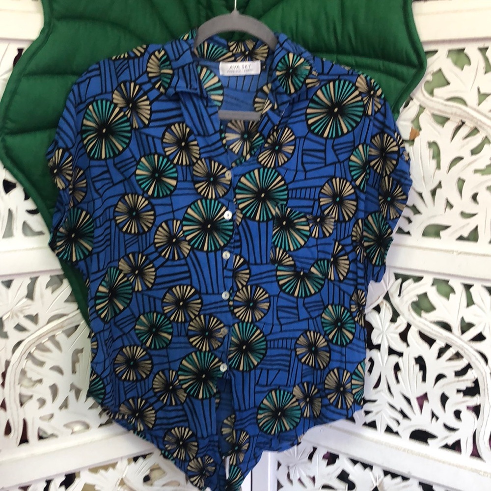 Ava Sky Blue/black opihi print button up tie front blouse shirt. Size L.